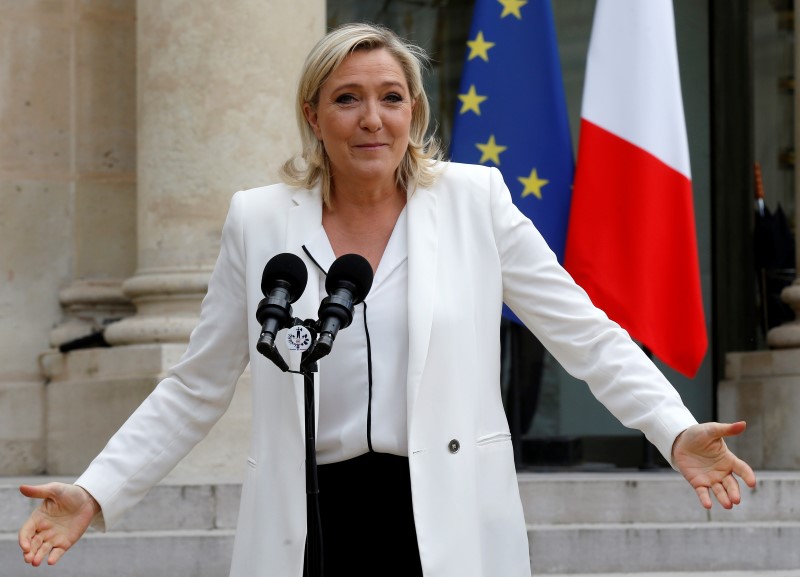© Reuters. Marine Le Pen, France's far-right National Front political party leader, talks to journalists following a meeting with the French President after Britain's vote to leave the European Union, at the Elysee Palace in Paris