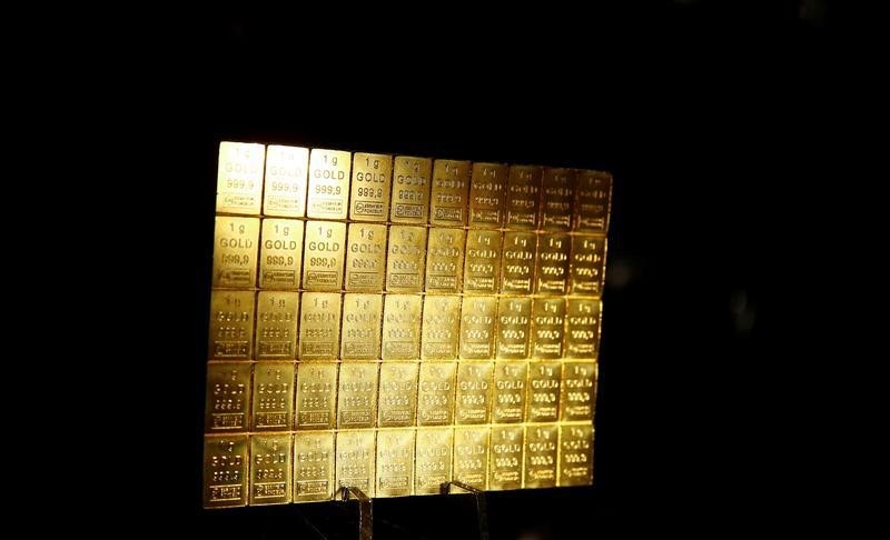 © Reuters. One-gram gold bars are displayed at the annual meeting of German Sparkasse savings banks in Duesseldorf