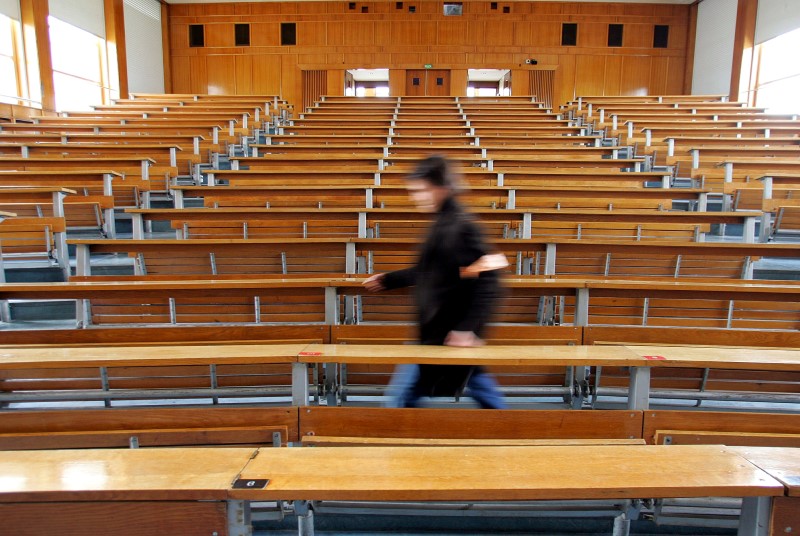 © Reuters. LES FRAIS D'INSCRIPTION À L'UNIVERSITÉ GELÉS