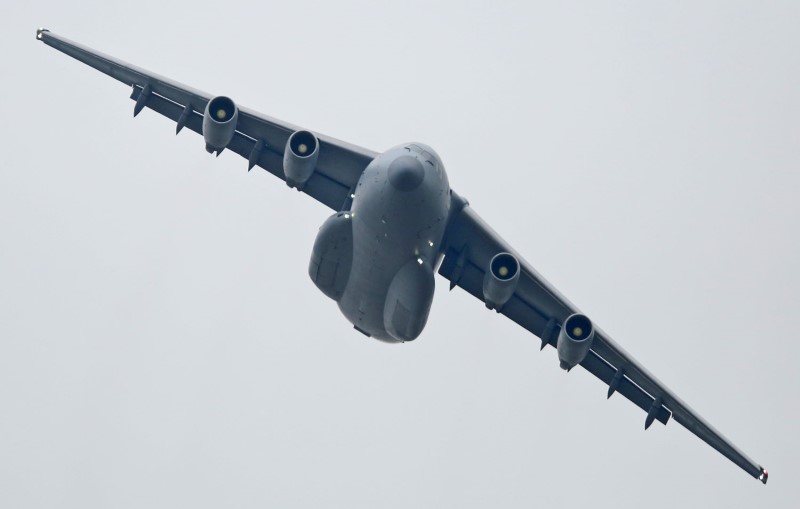 © Reuters. Y-20 aircraft is seen during a trial flight in Zhuhai
