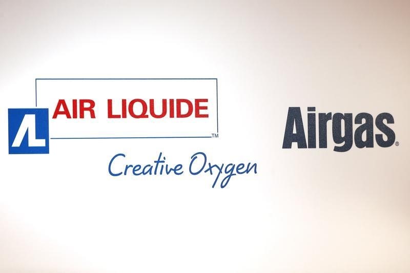 © Reuters. Air Liquide and Airgas logos are seen during a news conference in Paris