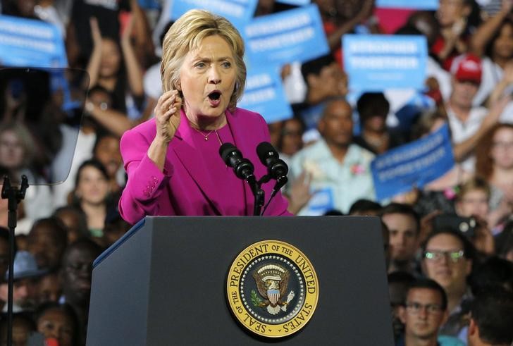 © Reuters. Democratic U.S. presidential candidate Clinton addresses campaign rally in Charlotte, North Carolina