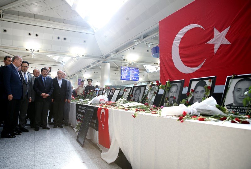 © Reuters. Erdogan visits Ataturk airport in Istanbul