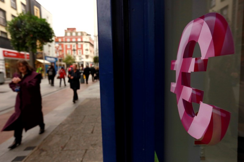 © Reuters. A sign displaying the Euro symbol is seen on a shop window in Dublin city centre