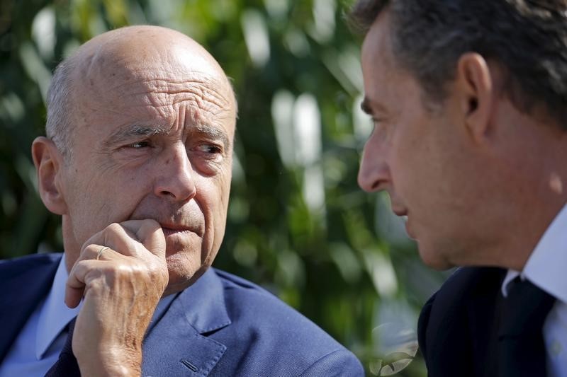 © Reuters. NICOLAS SARKOZY RÉDUIT L'ÉCART AVEC ALAIN JUPPÉ