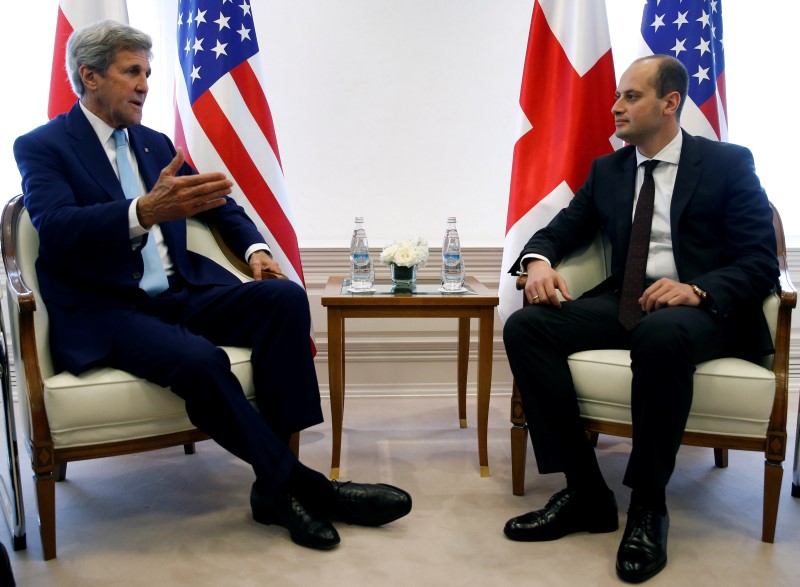 © Reuters. Secretário de Estado norte-americano, John Kerry, durante encontro com ministro do Exterior da Géorgia, Mikheil Janelidze, em Tbilisi