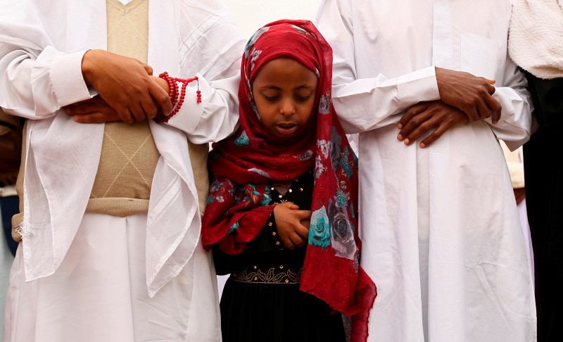 © Reuters. A Muslim girl attends Eid al-Fitr prayers to mark the end of the holy fasting month of Ramadan in Addis Ababa