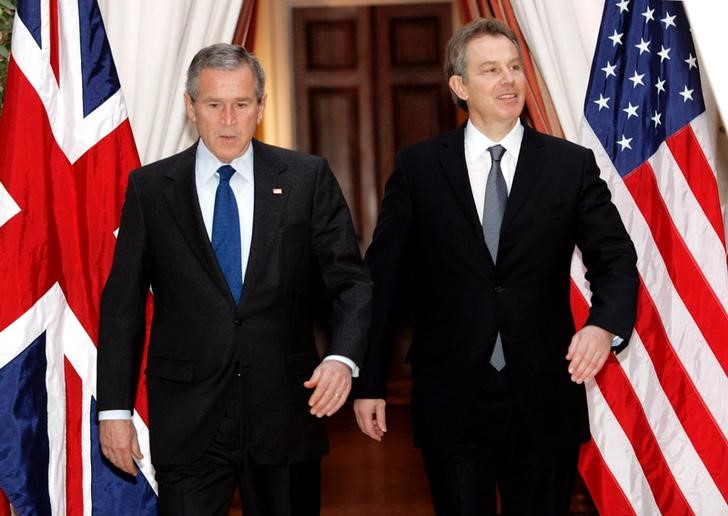 © Reuters. Bruxelles, 2005: il presidente Usa George W. Bush e il premier britannico Tony Blair