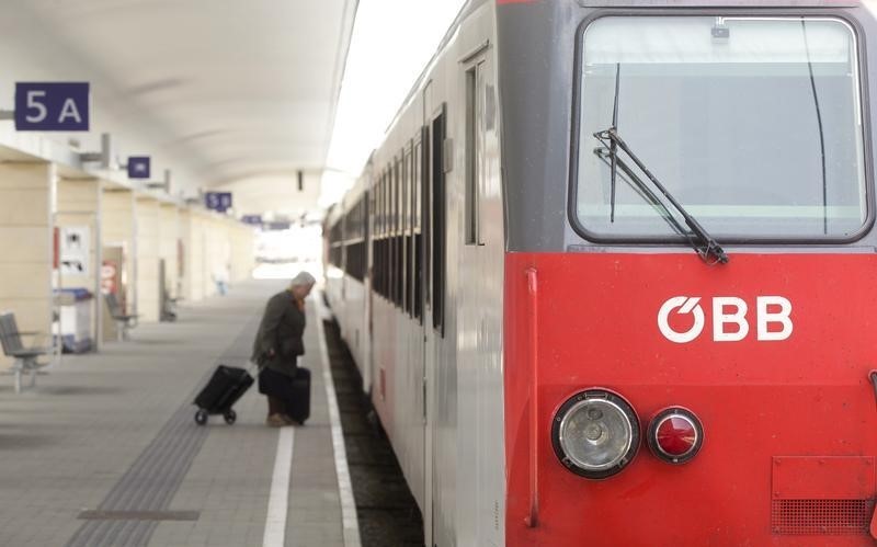 © Reuters. A woman enters a train in Vienna