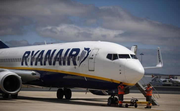 © Reuters. A Ryanair plane is seen at Lisbon's airport