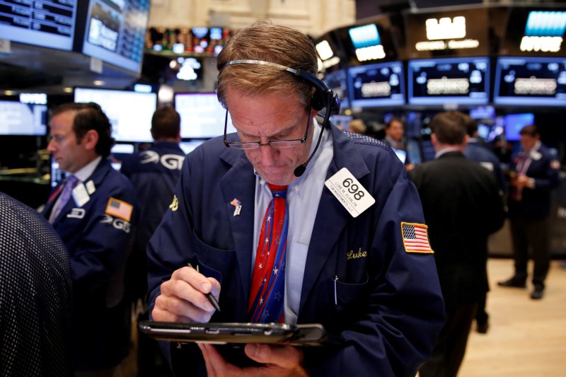 © Reuters. Traders work on the floor of the New York Stock Exchange (NYSE)