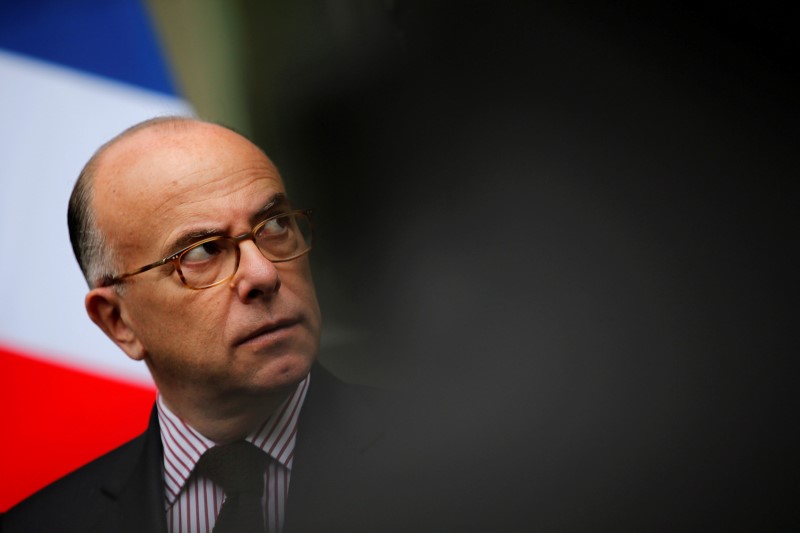 © Reuters. BERNARD CAZENEUVE RÉSERVÉ QUANT À UNE REFONTE DU RENSEIGNEMENT