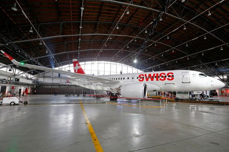 © Reuters. Lufthansa unit Swiss International Air Lines new Bombardier CS100 aircraft is seen in a hangar during a media presentation at Zurich airport