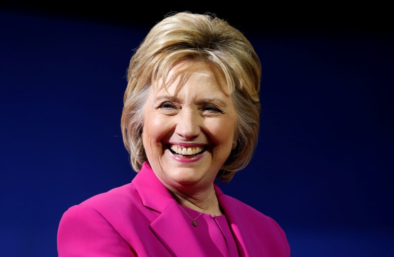 © Reuters. Democratic U.S. presidential candidate Clinton smiles at campaign rally in Charlotte, North Carolina