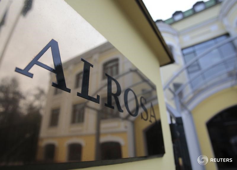 © Reuters. Табличка с логотипом Алросы у входа в офис компании в Москве