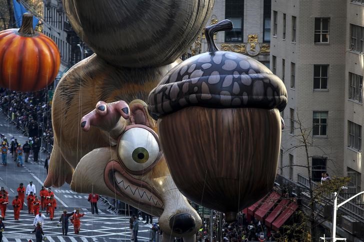 © Reuters. Balão representando o esquilo Scrat, da série de filmes "A Era do Gelo", durante desfile em Nova York