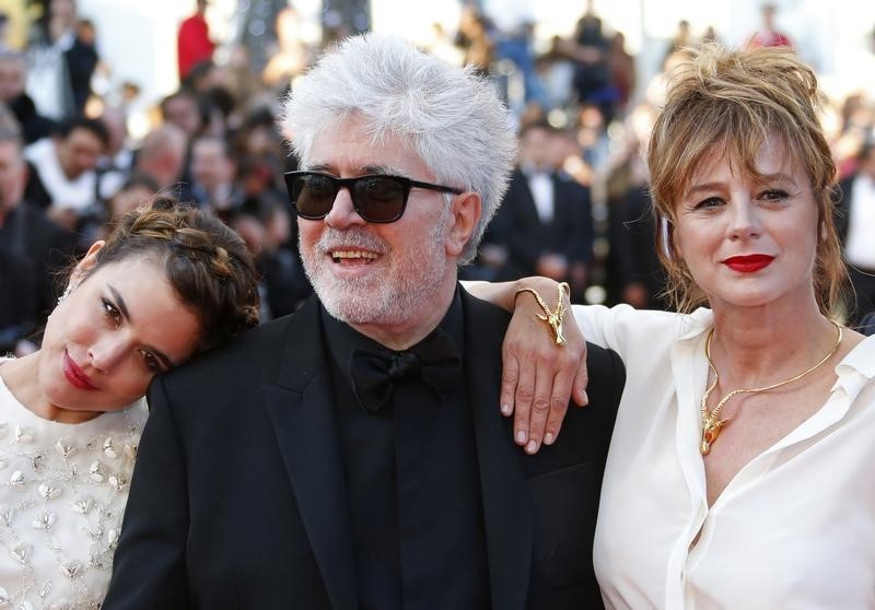 © Reuters. Diretor Pedro Almodóvar e as atrizes Adriana Ugarte e Emma Suarez posam para foto no tapete vermelho antes da exibição do filme "Julieta" no Festival de Cannes, na França