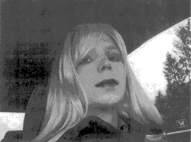 © Reuters. U.S. Army handout photo shows Private First Class Manning convicted of handing state secrets to WikiLeaks dressed as a woman