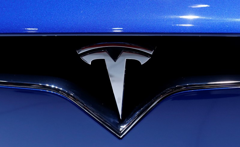 © Reuters. Logo is seen on the new Tesla Model X P90D at the 86th International Motor Show in Geneva