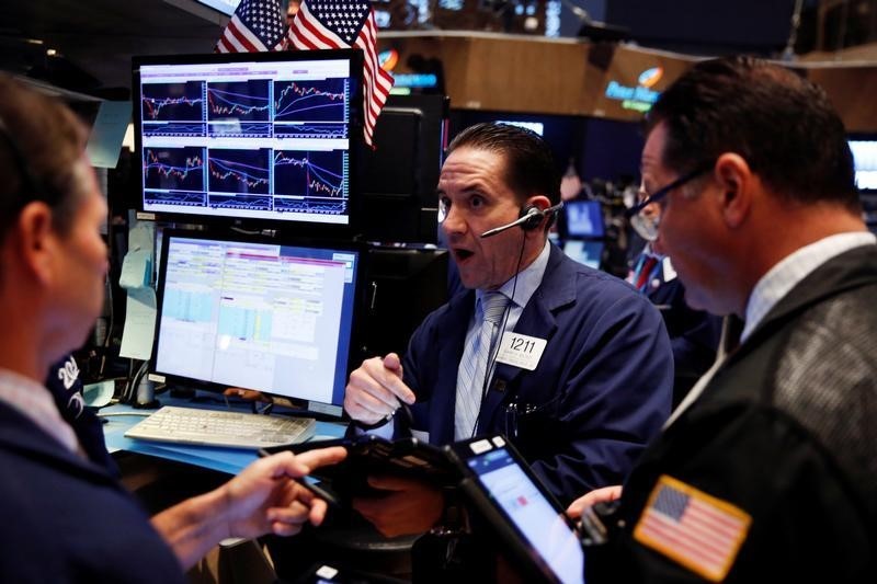 © Reuters. Traders work on the floor of the New York Stock Exchange (NYSE)