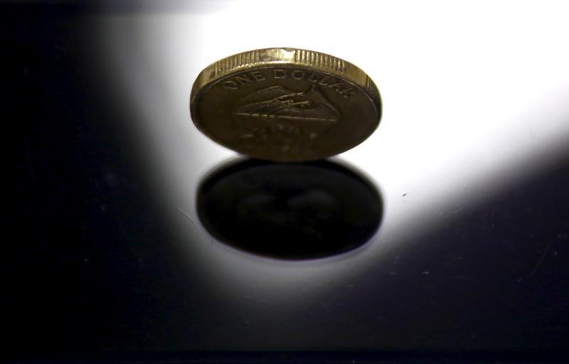 © Reuters. A one Australian dollar coin is seen in this picture illustration taken in Sydney
