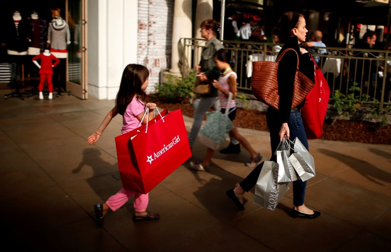 © Reuters. People shop at The Grove mall in Los Angeles