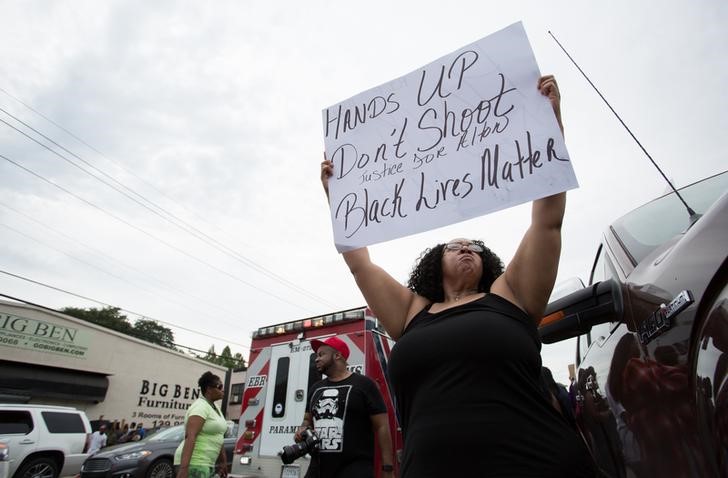 © Reuters. احتجاجات وتحقيق عقب مقتل رجل أسود برصاص شرطيين في لويزيانا