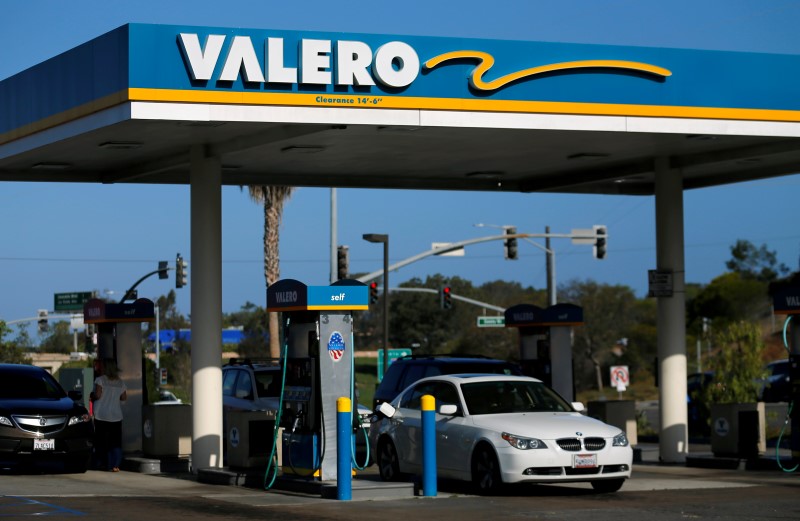 © Reuters. A Valero gas station is shown in Encinitas, California