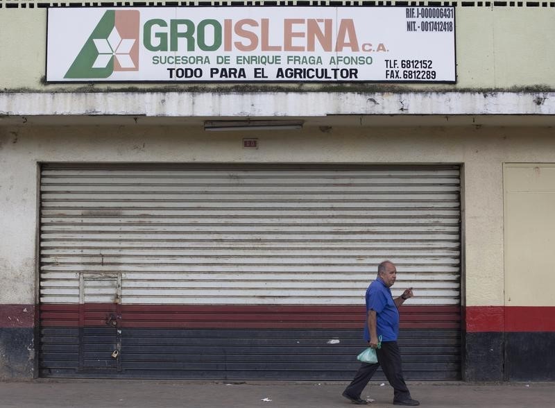 © Reuters. Empresas españolas piden arbitraje por expropiación de inversiones en Venezuela