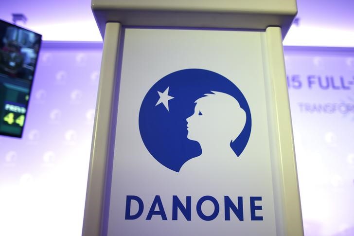 © Reuters. Логотип Danone  на пресс-конференции в Париже