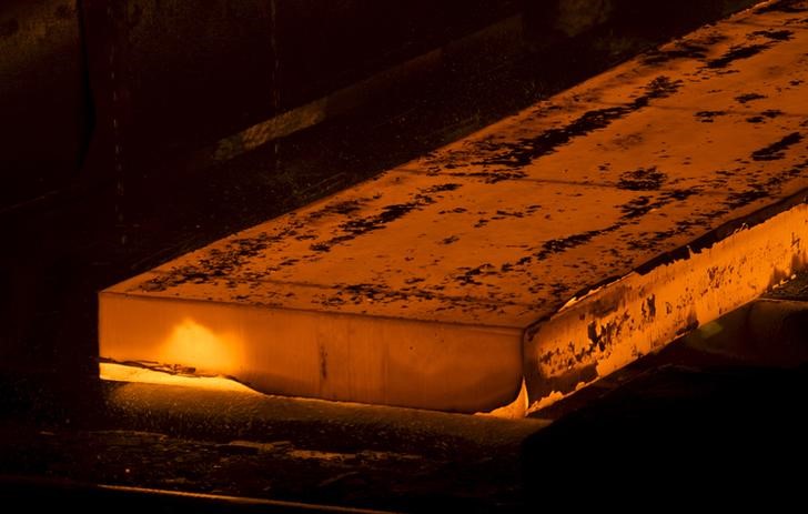 © Reuters. Раскаленная металлическая заготовка в обработке  на заводе НЛМК в Липецке
