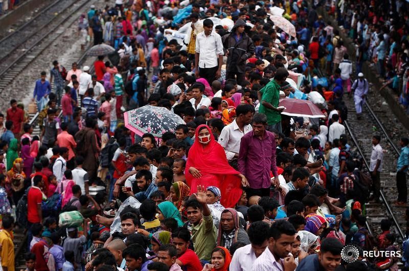 © Reuters. Ataque en Bangladesh deja 3 muertos y 14 heridos durante festejos por fin del Ramadán