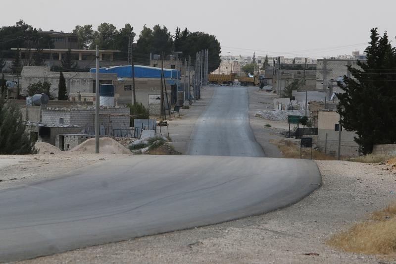 © Reuters. الجيش السوري يقطع الطريق الوحيد إلى مناطق المعارضة في حلب