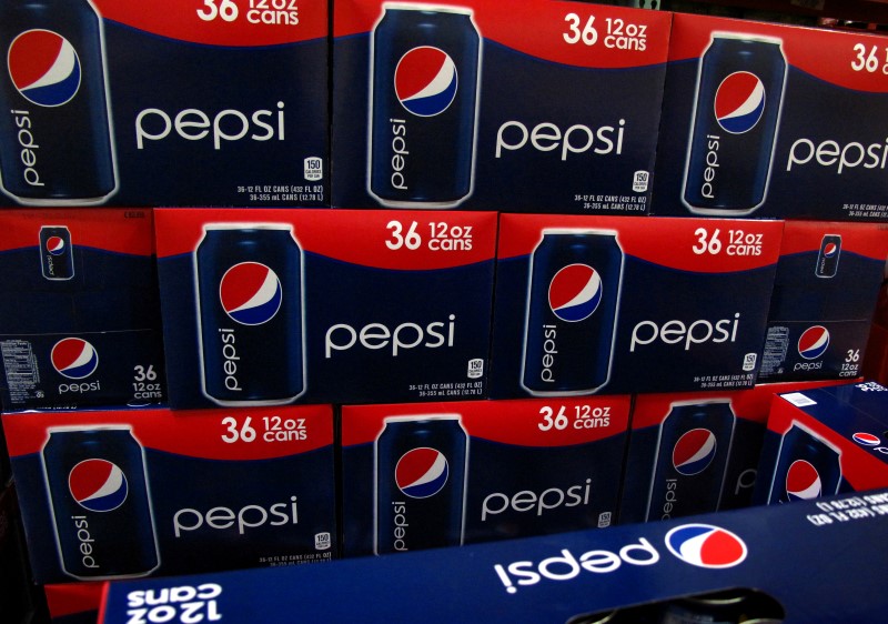 © Reuters. Коробки с банками Pepsi, выставленные на продажу в Карлсбаде, Калифорния