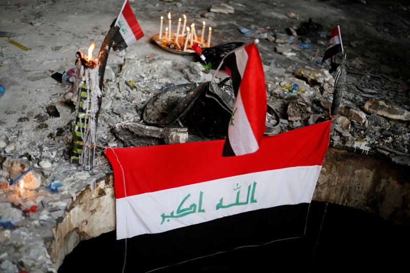 © Reuters. Candles are seen at the site of a suicide car bomb attack over the weekend at the shopping area of Karrada in Baghdad