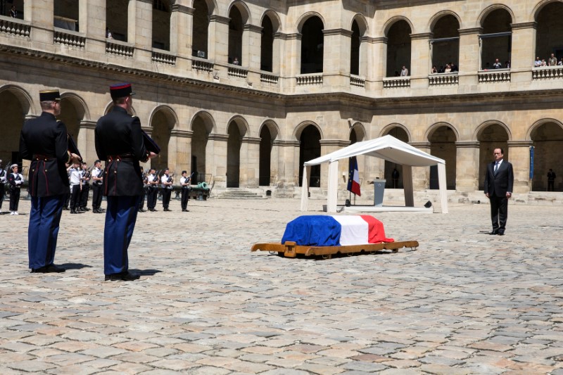 © Reuters. HOMMAGE DE FRANÇOIS HOLLANDE À MICHEL ROCARD