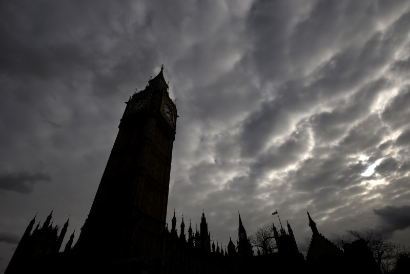 © Reuters. الشرطة البريطانية تفحص عبوة مريبة في مبنى البرلمان