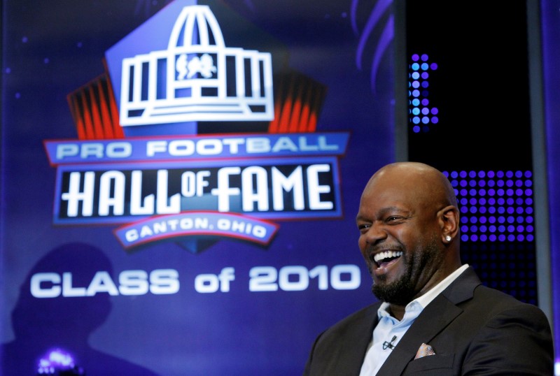© Reuters. Former NFL player Emmitt Smith smiles after being helected to the Pro Football Hall of Fame in Fort Lauderdale