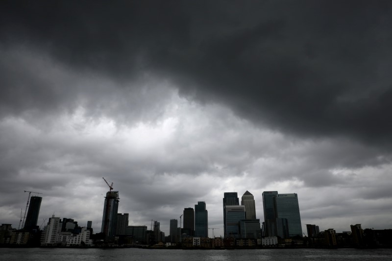 © Reuters. S&P rebaja perspectivas de bancos británicos, pero no recorta sus rating