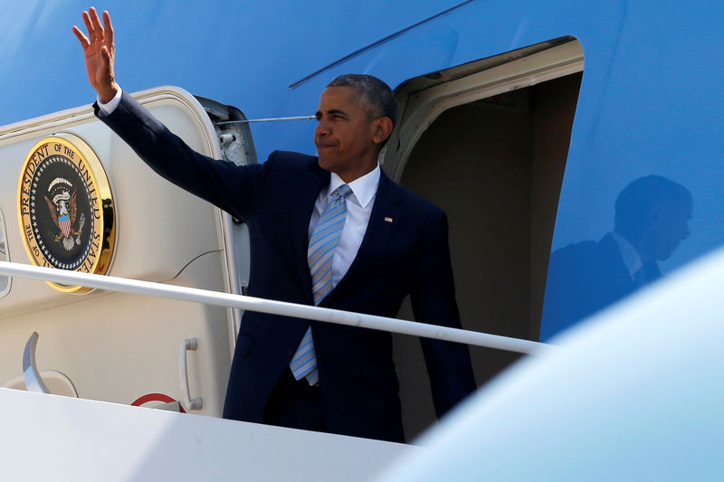 © Reuters. Obama boards Air Force One for travel to Poland for a summit with fellow NATO heads of state, from Joint Base Andrews, Maryland, U.S.