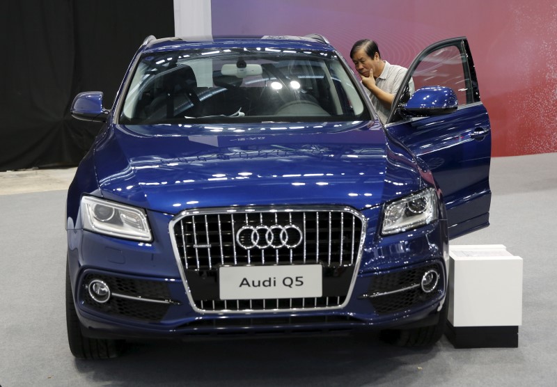 © Reuters. A visitor inspects an Audi Q5 model during the Imported Auto Expo in Beijing