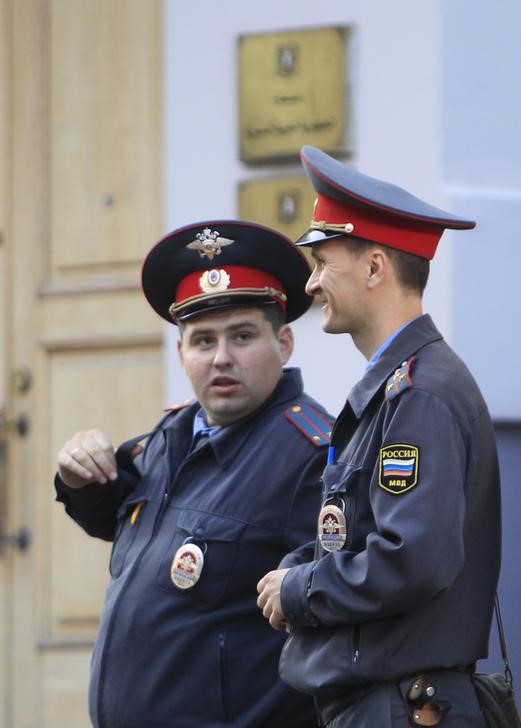© Reuters. Полицейские у посольства Сирии в Москве
