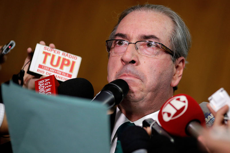 © Reuters. Deputado afastado Eduardo Cunha lê sua carta de renúncia da presidência da Câmara, em Brasília