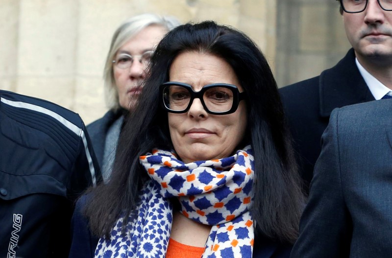 © Reuters. Francoise Bettencourt-Meyers, the daughter of L'Oreal heiress Liliane Bettencourt, leaves the courts in Bordeaux on the opening day of the Bettencourt trial