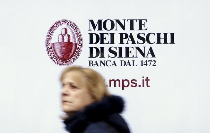 © Reuters. A man walks in front of the Monte dei Paschi bank in Siena