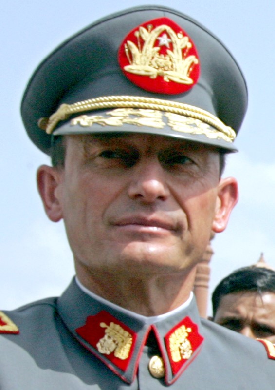 © Reuters. Chief of Chilean Army Cheyre reviews honour guard in New Delhi.