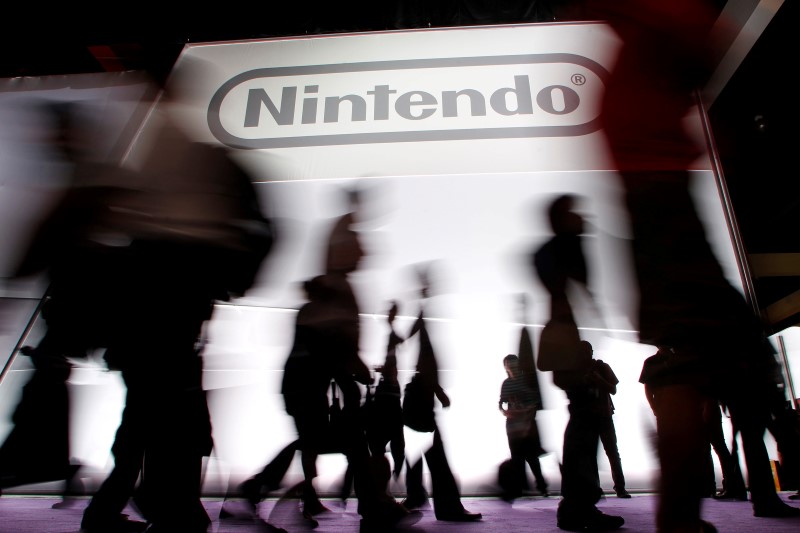 © Reuters. Attendees walk past the Nintendo of America Inc. booth during the Electronic Entertainment Expo or E3 in Los Angeles