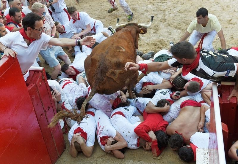 © Reuters. Cinco heridos por asta de toro en un peligroso encierro en San Fermín