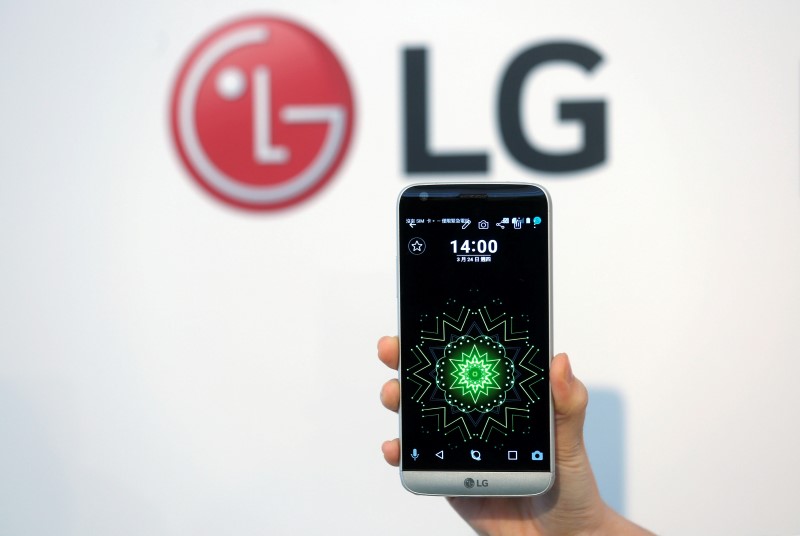 © Reuters. A model poses for photographs with LG Electronics' new smartphone G5 during its launch event in Taipei