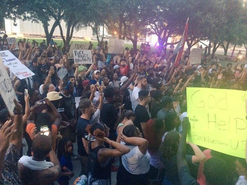 © Reuters. La manifestazione contro al polizia a Dallas